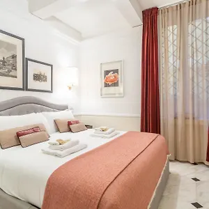 Stylish Spanish Steps Retreat Apartment Rome